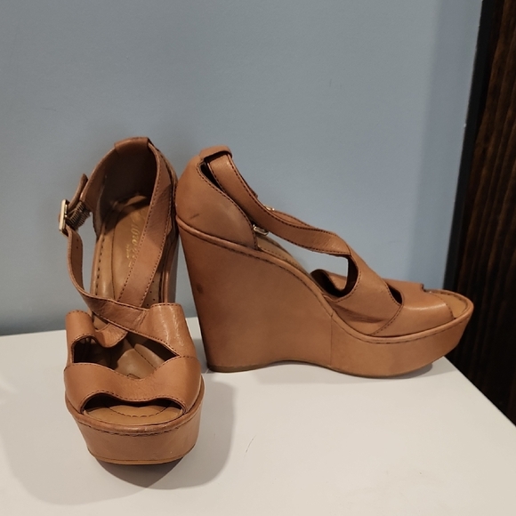 Born Size 38 Elegant Tan Women's Platform Sandals - Picture 2 of 8